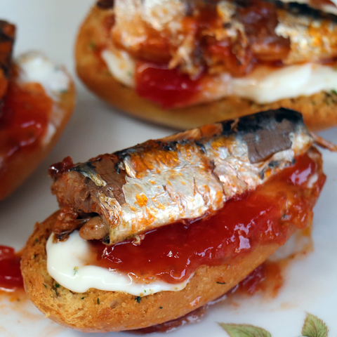 Small Sardines in Olive Oil 16/20 pcs La Brujula 115g Tin | Sardinillas en Aceite de Oliva 16/20 Pc La Brujula 115g